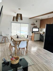 Dapur atau dapur kecil di Casa impecable con Pileta, Garage