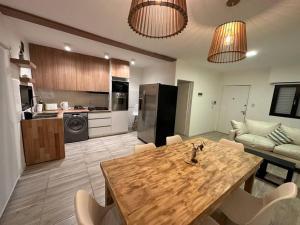 a kitchen and dining room with a wooden table and chairs at Casa impecable con Pileta, Garage in Azul