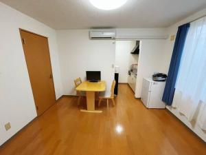 um quarto com uma mesa com um computador portátil em 中島公園徒歩3分、Susukino（薄野）内、格安有料駐車場あり(205号室） em Sapporo