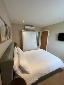 1 dormitorio con 1 cama grande y 1 sofá en Loanside Lodge, Self-Catering, Holm, Orkney. en Saint Marys