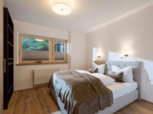 - une chambre avec un lit et une fenêtre dans l'établissement MANNI Chalet, à Mayrhofen
