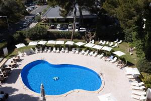 einen Blick über einen Pool mit Liegestühlen in der Unterkunft Hotel Pabisa Chico in Playa de Palma