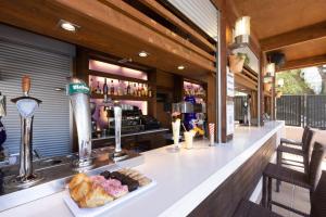 eine Bar mit einem Teller Essen auf der Theke in der Unterkunft Hotel Pabisa Chico in Playa de Palma