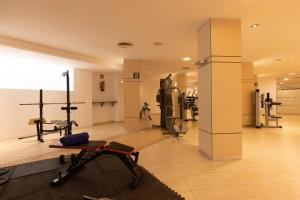 ein Fitnessstudio mit Laufbändern und Geräten in einem Raum in der Unterkunft Hotel Pabisa Sofia in Playa de Palma