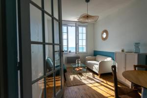 Uma área de estar em La Préférée, app vue mer à Ault