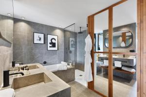 bagno con grande lavandino e vasca di Aubamar Suites & Spa a Playa de Palma