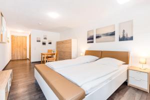 - une chambre avec un grand lit et une table dans l'établissement Der Bradler, à Ebhausen