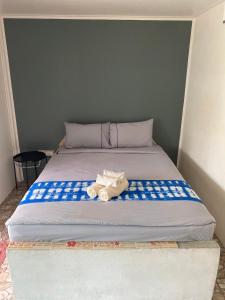 una cama con un par de toallas sentadas en ella en Smile Resort Koh Mook, en Ko Mook