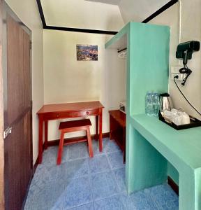 a room with a desk and a stool in a room at Lanta L.D. Beach Bungalow in Ko Lanta