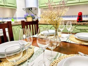 - une table avec des verres à vin et des assiettes dans l'établissement Apartamento Alcázar San Basilio, à Cordoue
