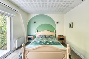 - une chambre avec un lit et un plafond voûté dans l'établissement Gîte Ruelle aux Vaches - Avec piscine partagée, à Montreuil-Bellay 6 autres photos