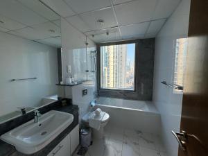 ภาพในคลังภาพของ Amna tower with a beautiful view and a chic style ในดูไบ