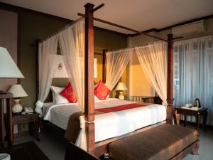 Postel nebo postele na pokoji v ubytování Victoria Cliff Hotel & Resort, Kawthaung