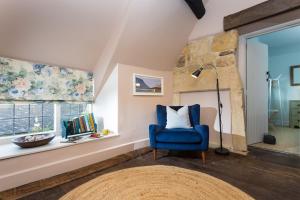 un soggiorno con sedia blu e finestra di 1 Chestnut Corner a Stanton
