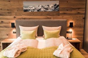 Postel nebo postele na pokoji v ubytování Hotel Panoramic Lotsch + 30 fotografií