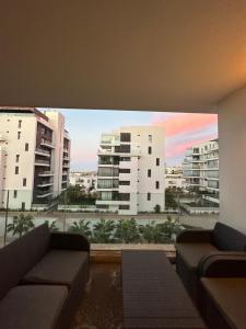 - un salon avec vue sur la ville dans l'établissement Saphir penthouse ocean view, à Casablanca