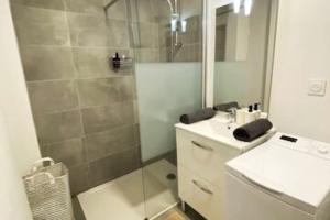 ein Badezimmer mit Dusche, Waschbecken und Spiegel in der Unterkunft Bel appartement neuf et facile d'accès in Orléans + 13 Fotos