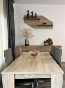 uma mesa de jantar em madeira com cadeiras e um vaso sobre ela em Sa Palometa em Tossa de Mar