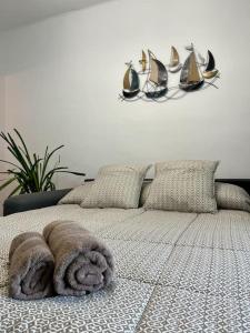 een slaapkamer met een bed met een handdoek erop bij Sa Palometa in Tossa de Mar