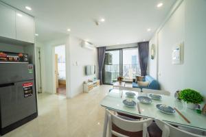 uma cozinha e sala de estar com bancada em Luna's House - Vinhomes D'Capitale - 2Br Apt em Hanói