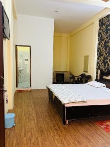 ein Schlafzimmer mit einem Bett in der Mitte eines Zimmers in der Unterkunft RN Residency in Varanasi
