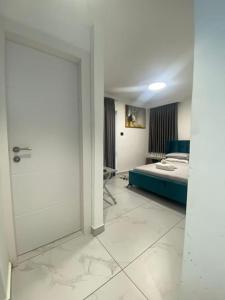 a room with a room with a bed and a door at Studio Unit in Ashdod Israel in Ashdod
