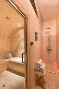 Koupelna v ubytování La Bastide De Tourtour Hotel & Spa