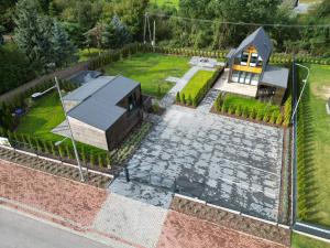 una vista aérea de un jardín con una casa en Lawendowe Domki Latoszyn-Zdrój Domek Hygge, en Latoszyn