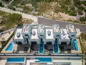 einem Luftblick auf ein Gebäude mit einem Pool in der Unterkunft Villas Residence 360 in Trogir