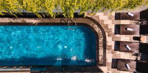 uma vista superior de uma piscina em Aaron Boutique Hotel em Nha Trang