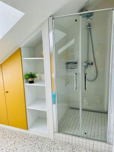 uma casa de banho com um chuveiro e uma porta de vidro em Face Mer Villa Le Petit Breton em Pornichet