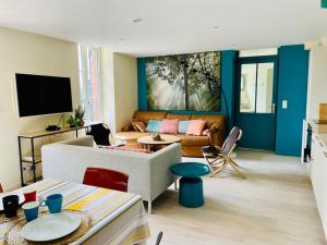 een woonkamer met een bank en een tafel bij Face Mer Villa Le Petit Breton in Pornichet