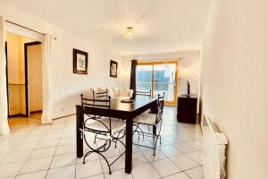 a dining room with a table and chairs at Ar ranndi in Camaret-sur-Mer