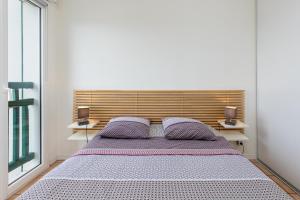 1 dormitorio con 1 cama grande y 2 almohadas en Larrun - Vue sur la montagne proche de la plage, en Bidart