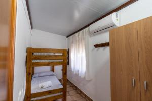 En eller flere senge i et værelse på EL NOGAL + 21 billeder