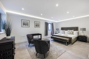 a bedroom with a bed and a table and chairs at Lux Smart Home New Build Sleeps 8 With Parking By AV Stays Short Lets in Gerrards Cross