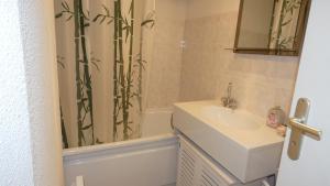 ein Badezimmer mit einem Waschbecken, einem WC und einer Badewanne in der Unterkunft Appartement Yeti Immobilier 2 in Thollon