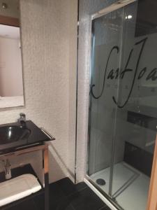 uma casa de banho com um chuveiro e um lavatório. em Hello Villarreal Suites em Villareal