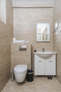 een badkamer met een toilet en een wastafel bij Hotel 219 Budva in Budva