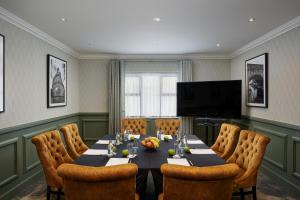 une salle de conférence avec une grande table et des chaises dans l'établissement Springfield Hotel, à Leixlip