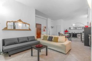 un soggiorno con un divano e un tavolo di POM10 -Loreto - Duomo- 5 minutes from the Duomo a Milano Altre 12 foto