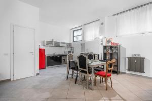 una cucina con un tavolo e sedie in una stanza di POM10 -Loreto - Duomo- 5 minutes from the Duomo a Milano