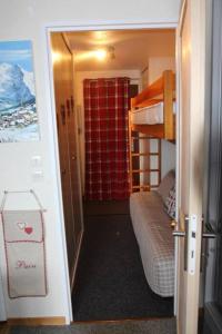 a small room with a bunk bed and a room with a closet at Appartement aux pieds des pistes chez Seb et Isa in Saint-François-Longchamp
