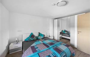 1 dormitorio con cama y espejo grande en Irmas Ferienwohnung, en Seewald