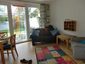 una sala de estar con un sofá y una mesa en Ferien Haus Pelle, en Pelzerhaken