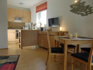Una cocina con una mesa y un comedor. en Ferien Haus Pelle, en Pelzerhaken 9 fotos más