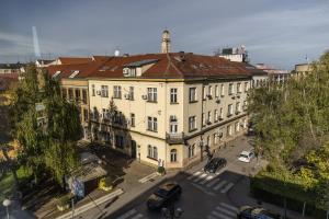 an overhead view of a large yellow building with a street at Olimpus Apartmani BD Banjaluka in Banja Luka