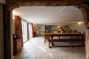 Kuchyň nebo kuchyňský kout v ubytování Marshlands House, Sleeps 16 - Country barn with hot tub