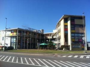 un edificio all'angolo di una strada di Motel Port a Capodistria