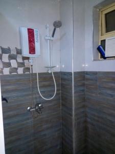y baño con ducha con cabezal de ducha. en MUCHIE HOMES en Nairobi